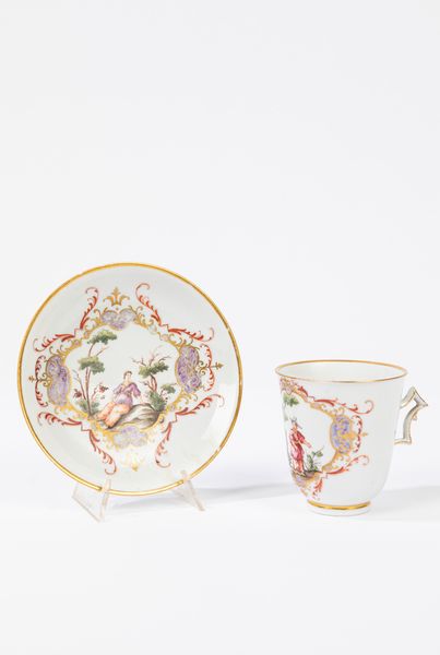 Tazza con piattino in porcellana policroma  - Asta Incanti d'Arte - Associazione Nazionale - Case d'Asta italiane
