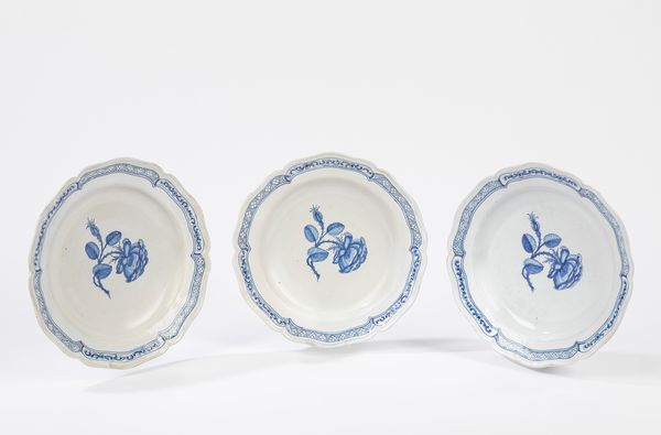 Tre piatti in ceramica decorata in monocromia blu. Manifattura Ginori a Doccia, fine XVIII/inizio XIX secolo  - Asta Incanti d'Arte - Associazione Nazionale - Case d'Asta italiane