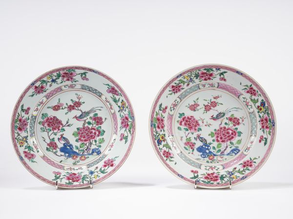 Due piatti in porcellana famiglia rosa  - Asta Incanti d'Arte - Associazione Nazionale - Case d'Asta italiane
