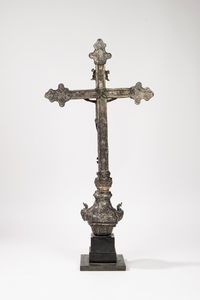 Croce astile in argento cesellato e sbalzato  - Asta Incanti d'Arte - Associazione Nazionale - Case d'Asta italiane