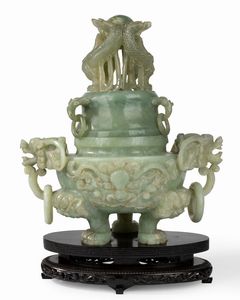Tripode con mascheroni e anelli in pietra verde su base in legno modanata, Cina secolo XX  - Asta Incanti d'Arte - Associazione Nazionale - Case d'Asta italiane