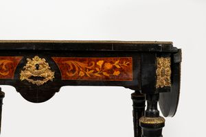 Tavolino ad alette lastronato, intarsiato e filettato in legni vari  - Asta Incanti d'Arte - Associazione Nazionale - Case d'Asta italiane