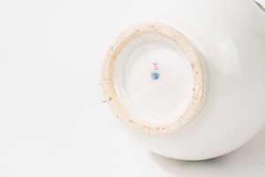 Caffettiera in porcellana bianca e policroma, manifattura di Vienna, seconda metÃ  del secolo XVIII  - Asta Incanti d'Arte - Associazione Nazionale - Case d'Asta italiane