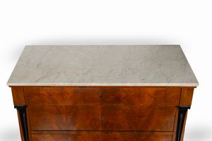 Cassettone Impero lastronato in piuma di mogano  - Asta Incanti d'Arte - Associazione Nazionale - Case d'Asta italiane