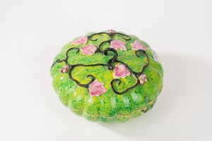 Ciotola in ceramica policroma a forma di zucca con coperchio, Cina secolo XX  - Asta Incanti d'Arte - Associazione Nazionale - Case d'Asta italiane