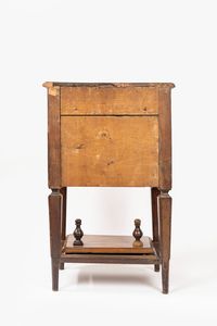 Comodino lastronato e filettato in noce e radica di noce, fine secolo XVIII  - Asta Incanti d'Arte - Associazione Nazionale - Case d'Asta italiane