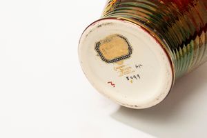 Manifattura Crown Devon, Inghilterra, secolo XX. Brocca e piatto in ceramica smaltata policroma a fondo rosso rame  - Asta Incanti d'Arte - Associazione Nazionale - Case d'Asta italiane