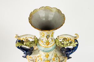 Vaso biansato in maiolica policroma, manifattura Mollica, Napoli, fine secolo XIX/inizio secolo XX  - Asta Incanti d'Arte - Associazione Nazionale - Case d'Asta italiane