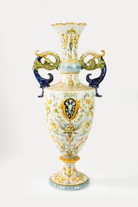 Vaso biansato in maiolica policroma, manifattura Mollica, Napoli, fine secolo XIX/inizio secolo XX  - Asta Incanti d'Arte - Associazione Nazionale - Case d'Asta italiane