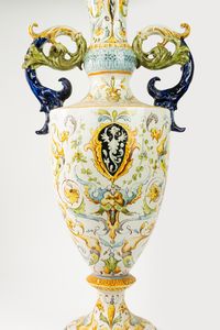 Vaso biansato in maiolica policroma, manifattura Mollica, Napoli, fine secolo XIX/inizio secolo XX  - Asta Incanti d'Arte - Associazione Nazionale - Case d'Asta italiane