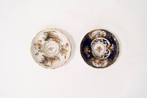 Due tazzine trembleuse in porcellana policroma con piattino, una a fondo blu l'altra bianco,  fine secolo XIX  - inizi secolo XX  - Asta Incanti d'Arte - Associazione Nazionale - Case d'Asta italiane