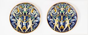 Coppia di grandi piatti da parata in maiolica policroma. Manifattura di Richard Ginori, fine secolo XIX/XX  - Asta Incanti d'Arte - Associazione Nazionale - Case d'Asta italiane