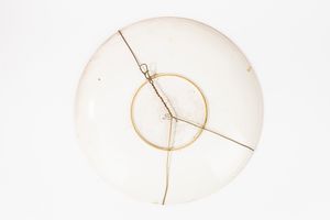 Coppia di grandi piatti da parata in maiolica policroma. Manifattura di Richard Ginori, fine secolo XIX/XX  - Asta Incanti d'Arte - Associazione Nazionale - Case d'Asta italiane