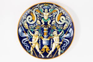 Coppia di grandi piatti da parata in maiolica policroma. Manifattura di Richard Ginori, fine secolo XIX/XX  - Asta Incanti d'Arte - Associazione Nazionale - Case d'Asta italiane