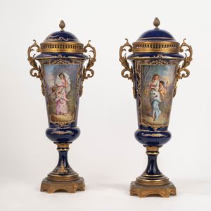 Coppia di vasi pot-pourri biansati con coperchi in porcellana di Sèvres con guarnizioni in bronzo dorato, secolo XIX  - Asta Incanti d'Arte - Associazione Nazionale - Case d'Asta italiane