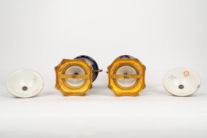 Coppia di vasi pot-pourri biansati con coperchi in porcellana di Sèvres con guarnizioni in bronzo dorato, secolo XIX  - Asta Incanti d'Arte - Associazione Nazionale - Case d'Asta italiane