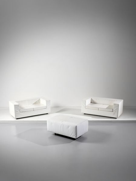 WILLIE LANDELS : Coppia di divani a due posti mod. Throw Away e pouf su ruote per Zanotta, Nova Milanese.  - Asta Asta 503 | DESIGN E ARTI DECORATIVE DEL NOVECENTO Virtuale - Associazione Nazionale - Case d'Asta italiane