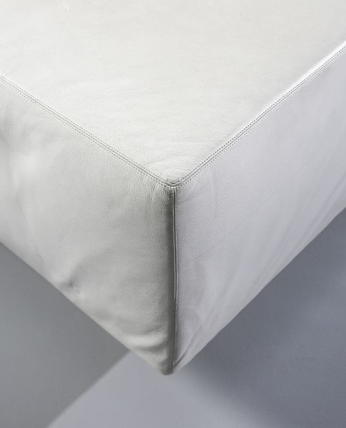WILLIE LANDELS : Coppia di divani a due posti mod. Throw Away e pouf su ruote per Zanotta, Nova Milanese.  - Asta Asta 503 | DESIGN E ARTI DECORATIVE DEL NOVECENTO Virtuale - Associazione Nazionale - Case d'Asta italiane