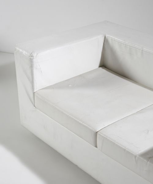 WILLIE LANDELS : Coppia di divani a due posti mod. Throw Away e pouf su ruote per Zanotta, Nova Milanese.  - Asta Asta 503 | DESIGN E ARTI DECORATIVE DEL NOVECENTO Virtuale - Associazione Nazionale - Case d'Asta italiane