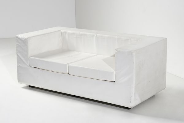 WILLIE LANDELS : Coppia di divani a due posti mod. Throw Away e pouf su ruote per Zanotta, Nova Milanese.  - Asta Asta 503 | DESIGN E ARTI DECORATIVE DEL NOVECENTO Virtuale - Associazione Nazionale - Case d'Asta italiane