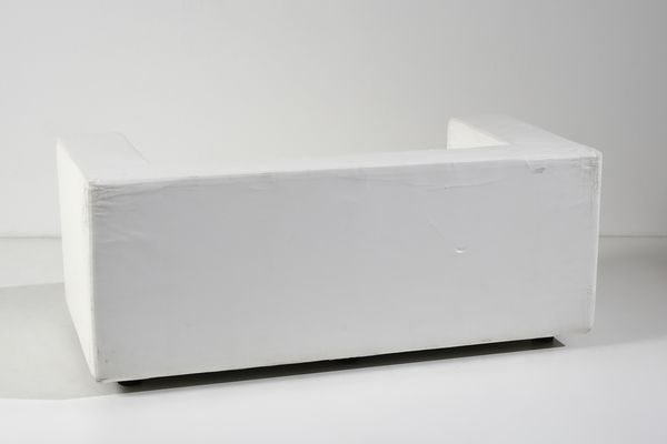 WILLIE LANDELS : Coppia di divani a due posti mod. Throw Away e pouf su ruote per Zanotta, Nova Milanese.  - Asta Asta 503 | DESIGN E ARTI DECORATIVE DEL NOVECENTO Virtuale - Associazione Nazionale - Case d'Asta italiane