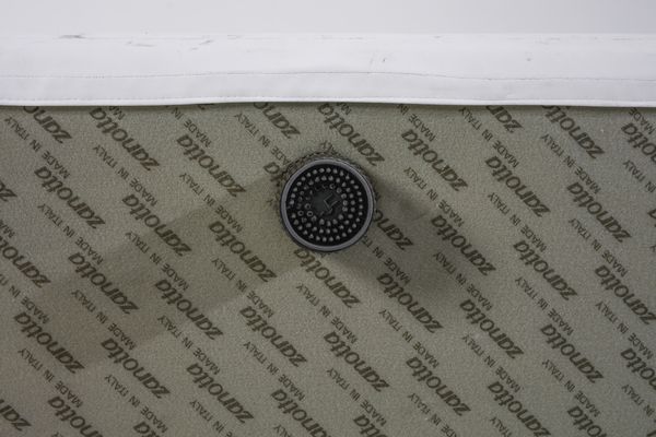 WILLIE LANDELS : Coppia di divani a due posti mod. Throw Away e pouf su ruote per Zanotta, Nova Milanese.  - Asta Asta 503 | DESIGN E ARTI DECORATIVE DEL NOVECENTO Virtuale - Associazione Nazionale - Case d'Asta italiane