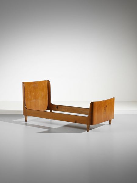 PAOLO BUFFA : Letto singolo con testata e pediera ricurve con decoro a tarsie a foglie d'acanto, esecuzione Serafino Arrighi, Cantù.  - Asta Asta 503 | DESIGN E ARTI DECORATIVE DEL NOVECENTO Virtuale - Associazione Nazionale - Case d'Asta italiane