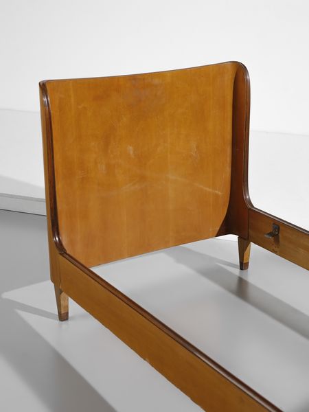 PAOLO BUFFA : Letto singolo con testata e pediera ricurve con decoro a tarsie a foglie d'acanto, esecuzione Serafino Arrighi, Cantù.  - Asta Asta 503 | DESIGN E ARTI DECORATIVE DEL NOVECENTO Virtuale - Associazione Nazionale - Case d'Asta italiane
