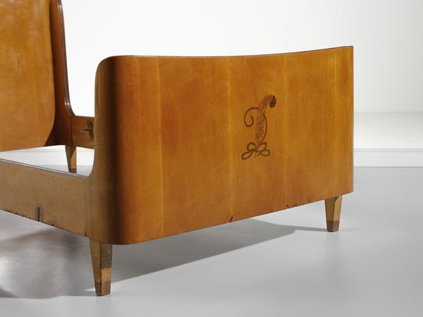 PAOLO BUFFA : Letto singolo con testata e pediera ricurve con decoro a tarsie a foglie d'acanto, esecuzione Serafino Arrighi, Cantù.  - Asta Asta 503 | DESIGN E ARTI DECORATIVE DEL NOVECENTO Virtuale - Associazione Nazionale - Case d'Asta italiane