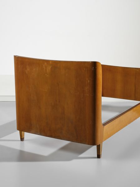 PAOLO BUFFA : Letto singolo con testata e pediera ricurve con decoro a tarsie a foglie d'acanto, esecuzione Serafino Arrighi, Cantù.  - Asta Asta 503 | DESIGN E ARTI DECORATIVE DEL NOVECENTO Virtuale - Associazione Nazionale - Case d'Asta italiane
