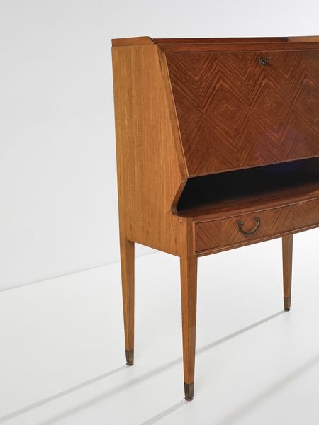 PAOLO BUFFA : Scrittoio a ribalta con fronte e cassetti ritmati da un andamento a spina di pesce, esecuzione Serafino Arrighi, Cantù.  - Asta Asta 503 | DESIGN E ARTI DECORATIVE DEL NOVECENTO Virtuale - Associazione Nazionale - Case d'Asta italiane
