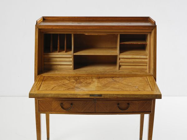 PAOLO BUFFA : Scrittoio a ribalta con fronte e cassetti ritmati da un andamento a spina di pesce, esecuzione Serafino Arrighi, Cantù.  - Asta Asta 503 | DESIGN E ARTI DECORATIVE DEL NOVECENTO Virtuale - Associazione Nazionale - Case d'Asta italiane