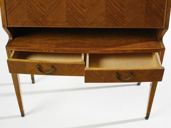 PAOLO BUFFA : Scrittoio a ribalta con fronte e cassetti ritmati da un andamento a spina di pesce, esecuzione Serafino Arrighi, Cantù.  - Asta Asta 503 | DESIGN E ARTI DECORATIVE DEL NOVECENTO Virtuale - Associazione Nazionale - Case d'Asta italiane
