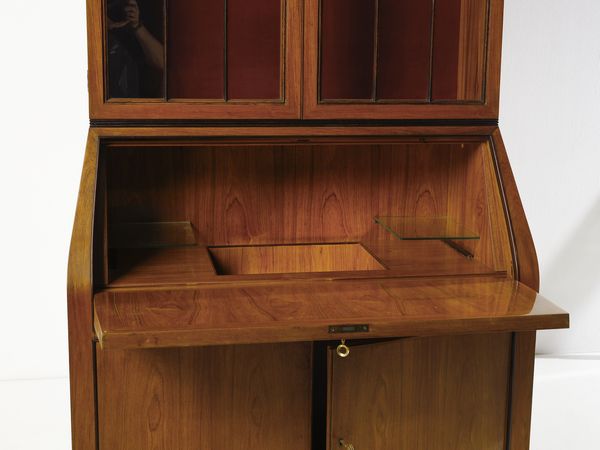 PAOLO BUFFA : Trumeau con base a due ante a battente, ribalta e alzata a vetrina terminante a cimasa, esecuzione Serafino Arrighi, Cantù .  - Asta Asta 503 | DESIGN E ARTI DECORATIVE DEL NOVECENTO Virtuale - Associazione Nazionale - Case d'Asta italiane