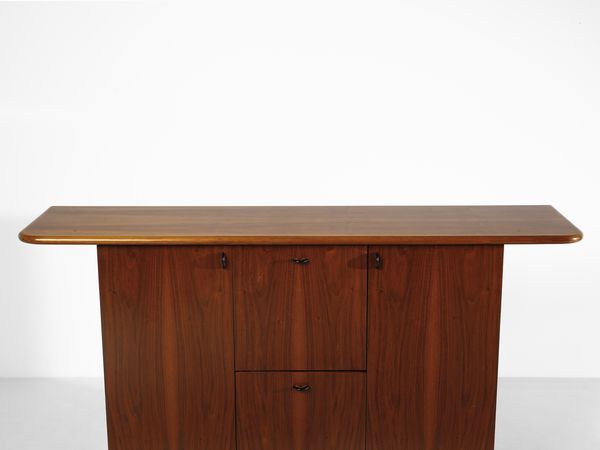 LUIGI SACCARDO : Credenza ad ante e vani bar della serie Seven per Gasparello, Casale sul Sile.  - Asta Asta 503 | DESIGN E ARTI DECORATIVE DEL NOVECENTO Virtuale - Associazione Nazionale - Case d'Asta italiane