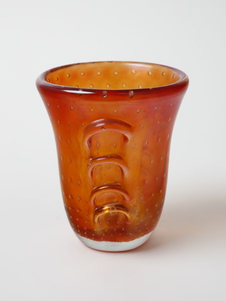 Moretti : Vaso troncoconico decorato da rilievi su tre lati, Murano.  - Asta Asta 503 | DESIGN E ARTI DECORATIVE DEL NOVECENTO Virtuale - Associazione Nazionale - Case d'Asta italiane