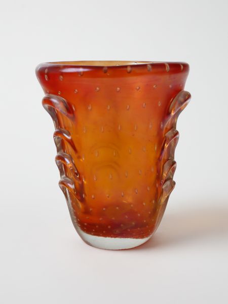Moretti : Vaso troncoconico decorato da rilievi su tre lati, Murano.  - Asta Asta 503 | DESIGN E ARTI DECORATIVE DEL NOVECENTO Virtuale - Associazione Nazionale - Case d'Asta italiane