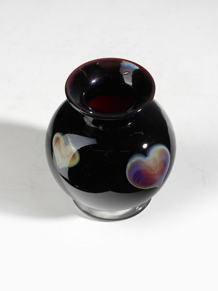 MANIFATTURA NORDICA : Piccolo vaso ad anfora decorato con motivi a cuore.  - Asta Asta 503 | DESIGN E ARTI DECORATIVE DEL NOVECENTO Virtuale - Associazione Nazionale - Case d'Asta italiane