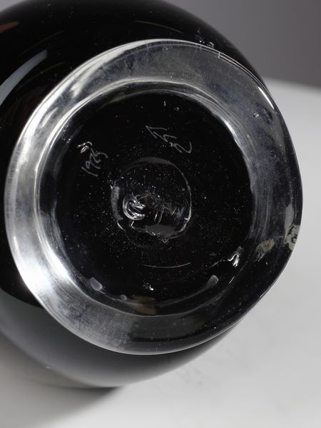 MANIFATTURA NORDICA : Piccolo vaso ad anfora decorato con motivi a cuore.  - Asta Asta 503 | DESIGN E ARTI DECORATIVE DEL NOVECENTO Virtuale - Associazione Nazionale - Case d'Asta italiane