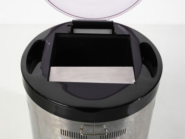 MANIFATTURA ITALIANA : Mobile bar frigorifero con rotelle space age.  - Asta Asta 503 | DESIGN E ARTI DECORATIVE DEL NOVECENTO Virtuale - Associazione Nazionale - Case d'Asta italiane