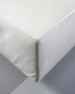 WILLIE LANDELS : Coppia di divani a due posti mod. Throw Away e pouf su ruote per Zanotta, Nova Milanese.  - Asta Asta 503 | DESIGN E ARTI DECORATIVE DEL NOVECENTO Virtuale - Associazione Nazionale - Case d'Asta italiane