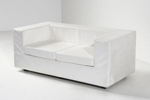 WILLIE LANDELS : Coppia di divani a due posti mod. Throw Away e pouf su ruote per Zanotta, Nova Milanese.  - Asta Asta 503 | DESIGN E ARTI DECORATIVE DEL NOVECENTO Virtuale - Associazione Nazionale - Case d'Asta italiane