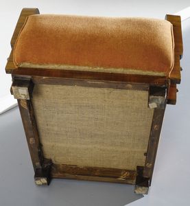 MANIFATTURA ITALIANA : Divano a due posti e coppia di poltrone.  - Asta Asta 503 | DESIGN E ARTI DECORATIVE DEL NOVECENTO Virtuale - Associazione Nazionale - Case d'Asta italiane