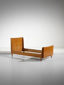 PAOLO BUFFA : Letto singolo con testata e pediera ricurve con decoro a tarsie a foglie d'acanto, esecuzione Serafino Arrighi, Cantù.  - Asta Asta 503 | DESIGN E ARTI DECORATIVE DEL NOVECENTO Virtuale - Associazione Nazionale - Case d'Asta italiane