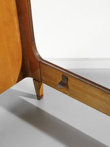 PAOLO BUFFA : Letto singolo con testata e pediera ricurve con decoro a tarsie a foglie d'acanto, esecuzione Serafino Arrighi, Cantù.  - Asta Asta 503 | DESIGN E ARTI DECORATIVE DEL NOVECENTO Virtuale - Associazione Nazionale - Case d'Asta italiane