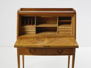 PAOLO BUFFA : Scrittoio a ribalta con fronte e cassetti ritmati da un andamento a spina di pesce, esecuzione Serafino Arrighi, Cantù.  - Asta Asta 503 | DESIGN E ARTI DECORATIVE DEL NOVECENTO Virtuale - Associazione Nazionale - Case d'Asta italiane