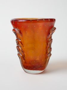 Moretti : Vaso troncoconico decorato da rilievi su tre lati, Murano.  - Asta Asta 503 | DESIGN E ARTI DECORATIVE DEL NOVECENTO Virtuale - Associazione Nazionale - Case d'Asta italiane