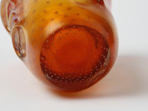 Moretti : Vaso troncoconico decorato da rilievi su tre lati, Murano.  - Asta Asta 503 | DESIGN E ARTI DECORATIVE DEL NOVECENTO Virtuale - Associazione Nazionale - Case d'Asta italiane