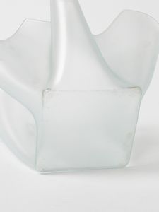PIETRO CHIESA : attribuito. Vaso Cartoccio a base quadrata probabile produzione Fontana Arte, Milano.  - Asta Asta 503 | DESIGN E ARTI DECORATIVE DEL NOVECENTO Virtuale - Associazione Nazionale - Case d'Asta italiane