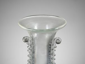 L. ZANETTI : Grande vaso a collo allungato decorato con morise e fili di vetro orizzontali, Murano .  - Asta Asta 503 | DESIGN E ARTI DECORATIVE DEL NOVECENTO Virtuale - Associazione Nazionale - Case d'Asta italiane